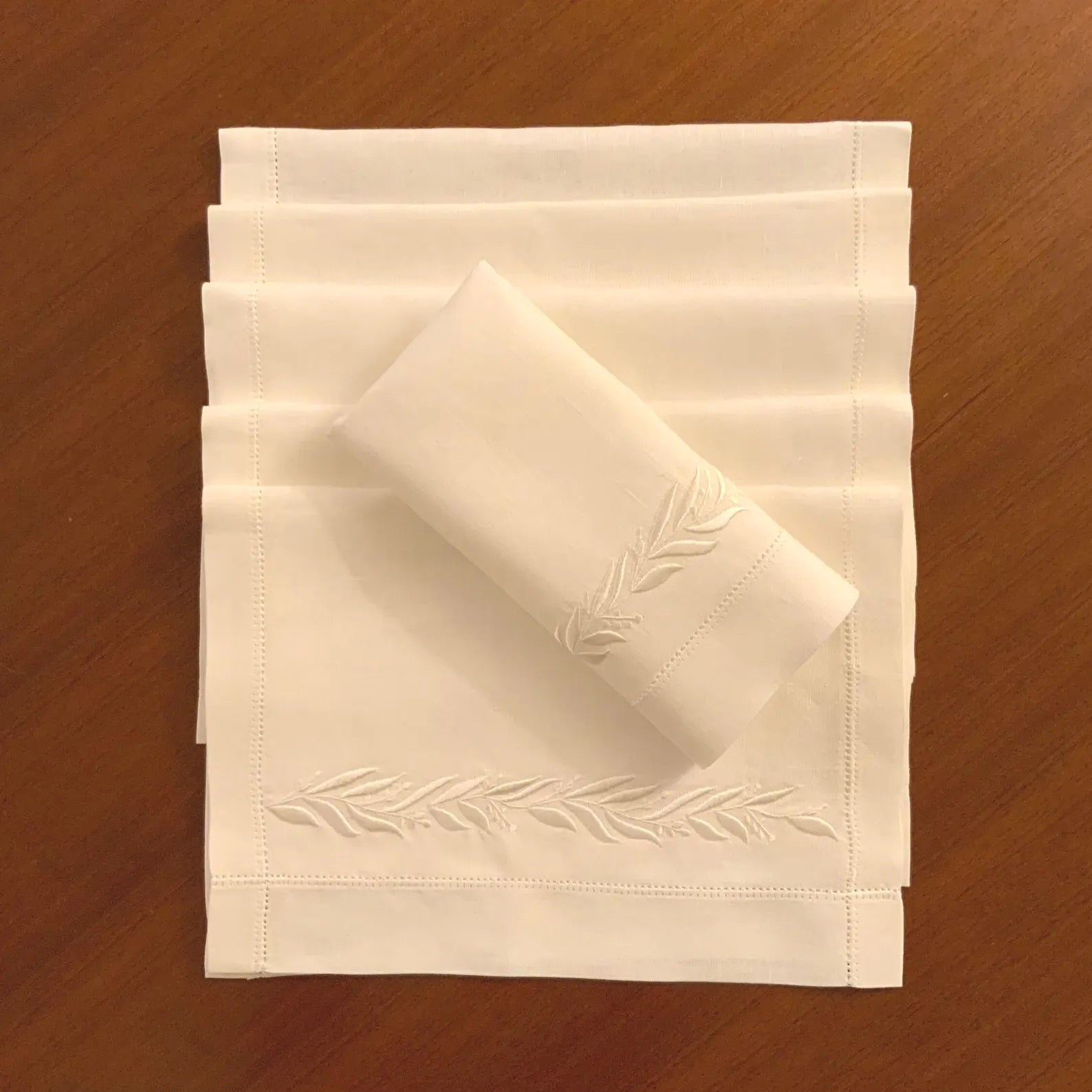 LeafEmbroideredHemstitchOffWhiteNapkinSet2.webp