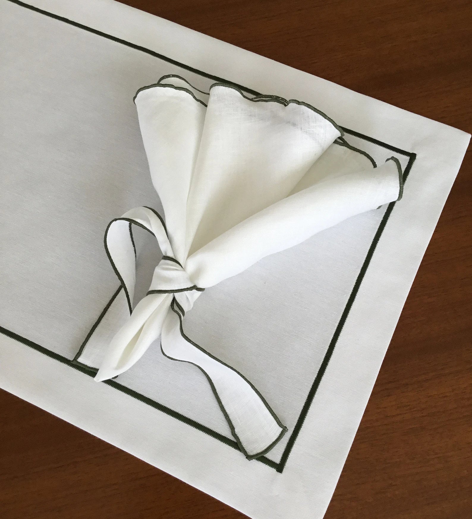 greenembroideredlinenplacematandnapkinset3.webp